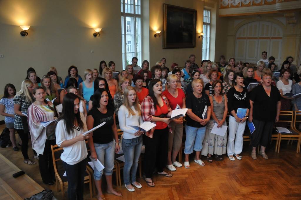 Pirmdien, 15. augustā, Liepājas Valsts ģimnāzijā notika Liepājas kopkora mēģinājums lielkoncertam "Rīgai - 810". No novadiem piedalījās Durbes un Priekules sieviešu kori, kā arī Vaiņodes jauktais koris.
Autors: ReKurZeme, portāls