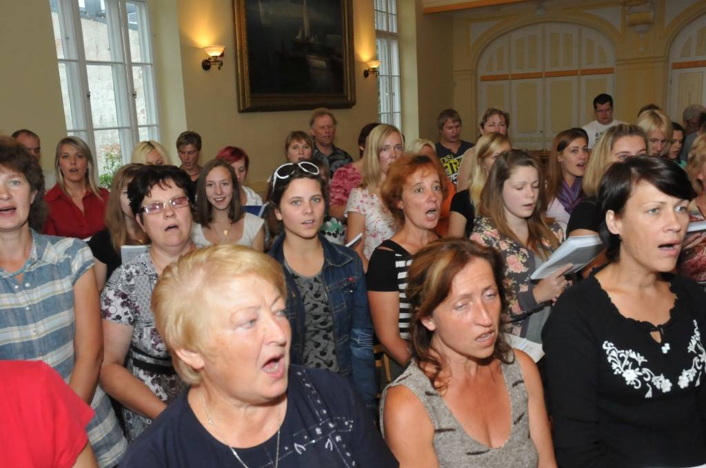 Pirmdien, 15. augustā, Liepājas Valsts ģimnāzijā notika Liepājas kopkora mēģinājums lielkoncertam "Rīgai - 810". No novadiem piedalījās Durbes un Priekules sieviešu kori, kā arī Vaiņodes jauktais koris.
Autors: ReKurZeme, portāls