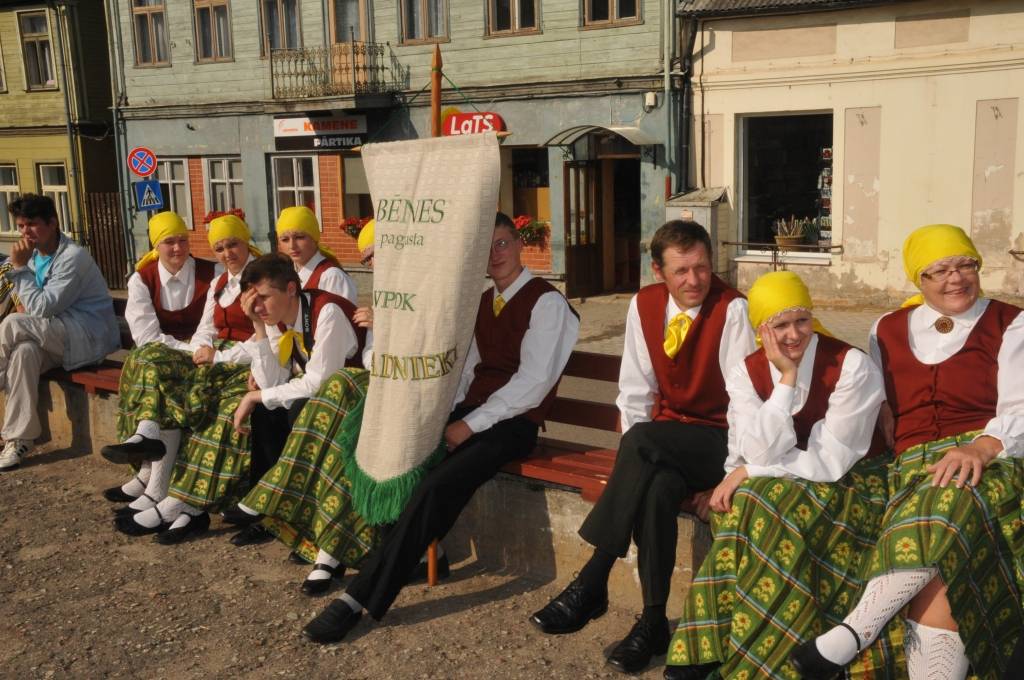 Lielākais notikums pilsētas svētkos sestdien bija gājiens, kurā pulcējās gan pilsētnieki, gan novadnieki un viesi, piedomājot pie atraktīviem tērpiem un jautra noskaņojuma. "Čelentano šovs", kurā notika jāņogu sulas spiešana turpmākai vīna...
Autors: Ilze Vainovska