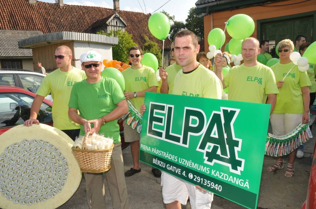 Lielākais notikums pilsētas svētkos sestdien bija gājiens, kurā pulcējās gan pilsētnieki, gan novadnieki un viesi, piedomājot pie atraktīviem tērpiem un jautra noskaņojuma. "Čelentano šovs", kurā notika jāņogu sulas spiešana turpmākai vīna...
Autors: Ilze Vainovska