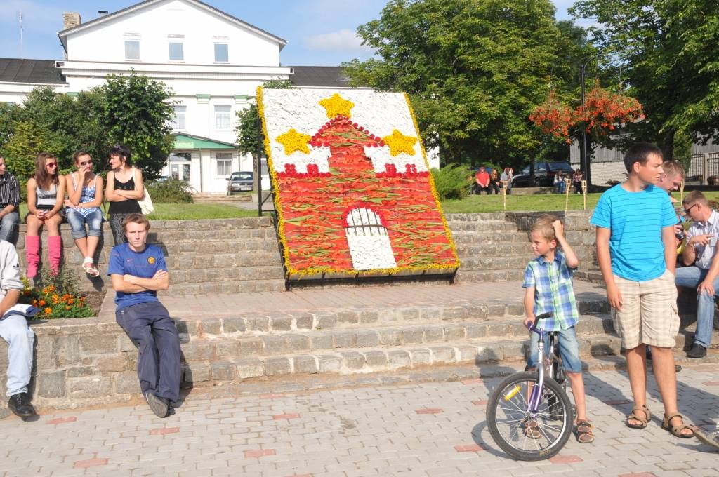 Lielākais notikums pilsētas svētkos sestdien bija gājiens, kurā pulcējās gan pilsētnieki, gan novadnieki un viesi, piedomājot pie atraktīviem tērpiem un jautra noskaņojuma. "Čelentano šovs", kurā notika jāņogu sulas spiešana turpmākai vīna...
Autors: Ilze Vainovska