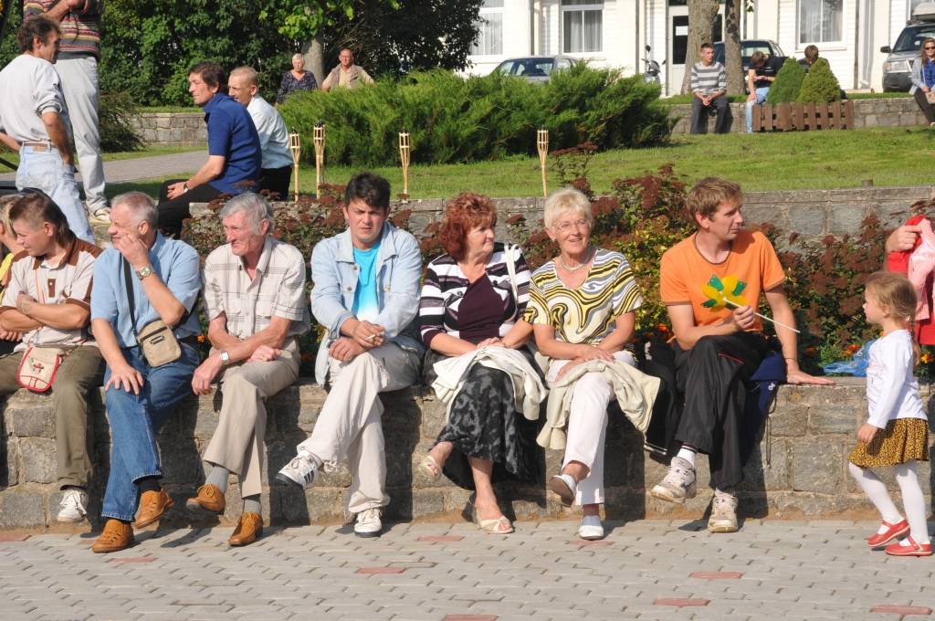 Lielākais notikums pilsētas svētkos sestdien bija gājiens, kurā pulcējās gan pilsētnieki, gan novadnieki un viesi, piedomājot pie atraktīviem tērpiem un jautra noskaņojuma. "Čelentano šovs", kurā notika jāņogu sulas spiešana turpmākai vīna...
Autors: Ilze Vainovska