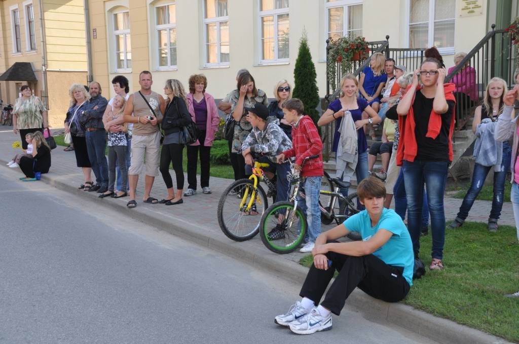 Lielākais notikums pilsētas svētkos sestdien bija gājiens, kurā pulcējās gan pilsētnieki, gan novadnieki un viesi, piedomājot pie atraktīviem tērpiem un jautra noskaņojuma. "Čelentano šovs", kurā notika jāņogu sulas spiešana turpmākai vīna...
Autors: Ilze Vainovska