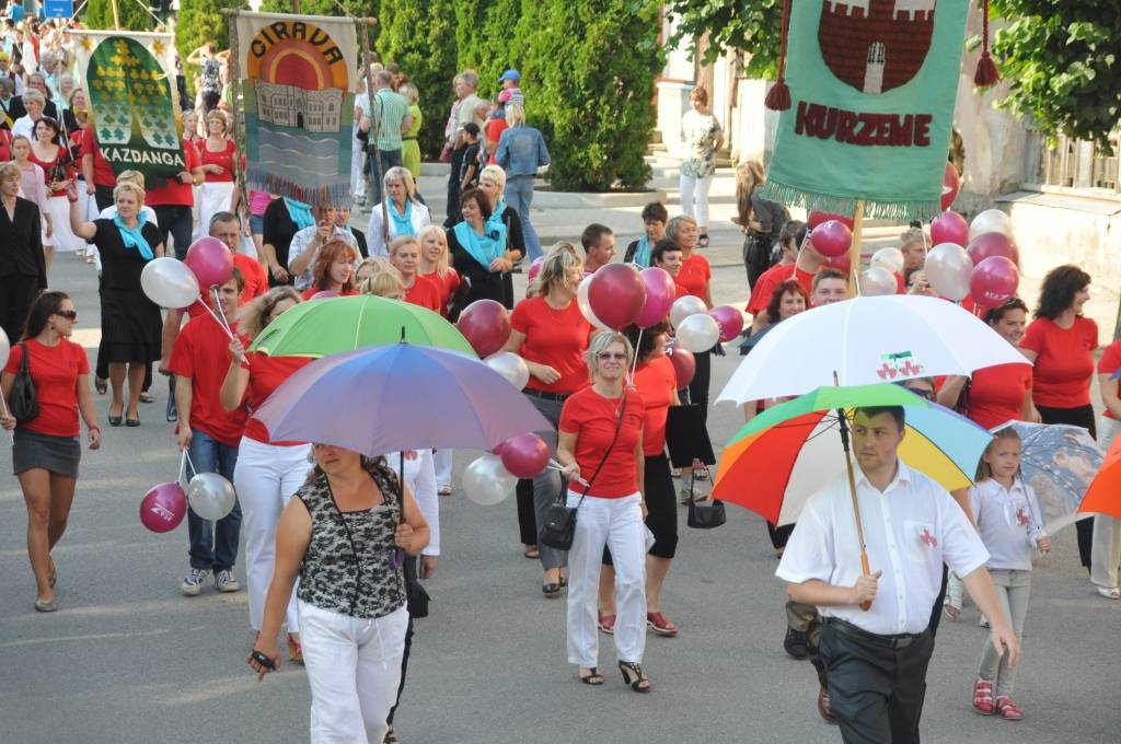 Lielākais notikums pilsētas svētkos sestdien bija gājiens, kurā pulcējās gan pilsētnieki, gan novadnieki un viesi, piedomājot pie atraktīviem tērpiem un jautra noskaņojuma. "Čelentano šovs", kurā notika jāņogu sulas spiešana turpmākai vīna...
Autors: Ilze Vainovska