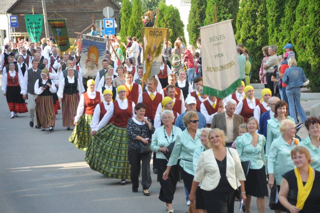 Lielākais notikums pilsētas svētkos sestdien bija gājiens, kurā pulcējās gan pilsētnieki, gan novadnieki un viesi, piedomājot pie atraktīviem tērpiem un jautra noskaņojuma. "Čelentano šovs", kurā notika jāņogu sulas spiešana turpmākai vīna...
Autors: Ilze Vainovska