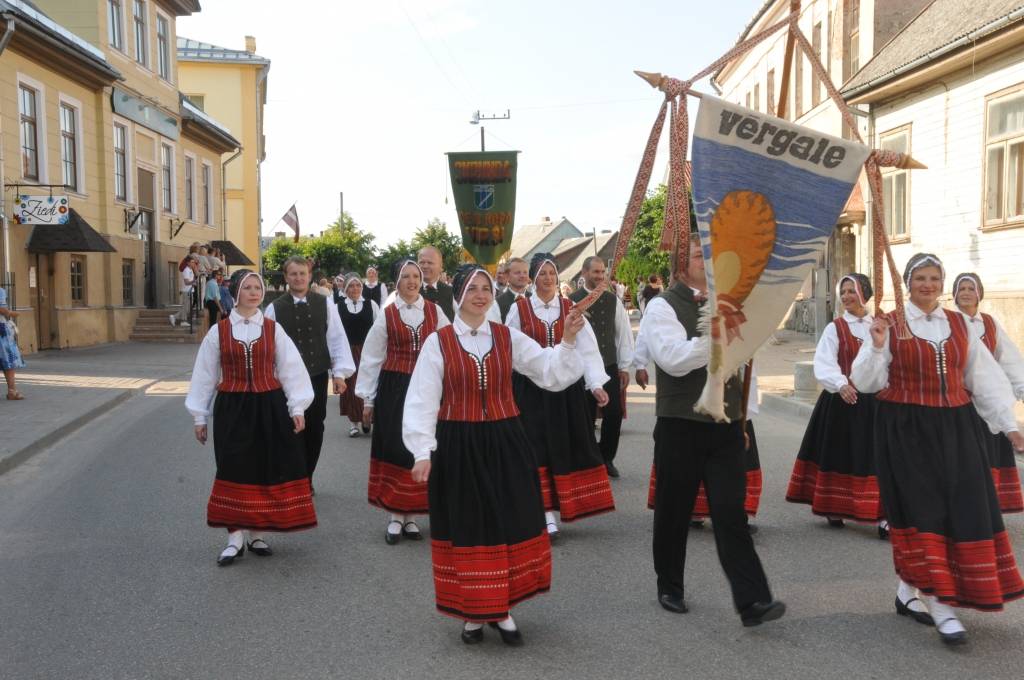 Lielākais notikums pilsētas svētkos sestdien bija gājiens, kurā pulcējās gan pilsētnieki, gan novadnieki un viesi, piedomājot pie atraktīviem tērpiem un jautra noskaņojuma. "Čelentano šovs", kurā notika jāņogu sulas spiešana turpmākai vīna...
Autors: Ilze Vainovska