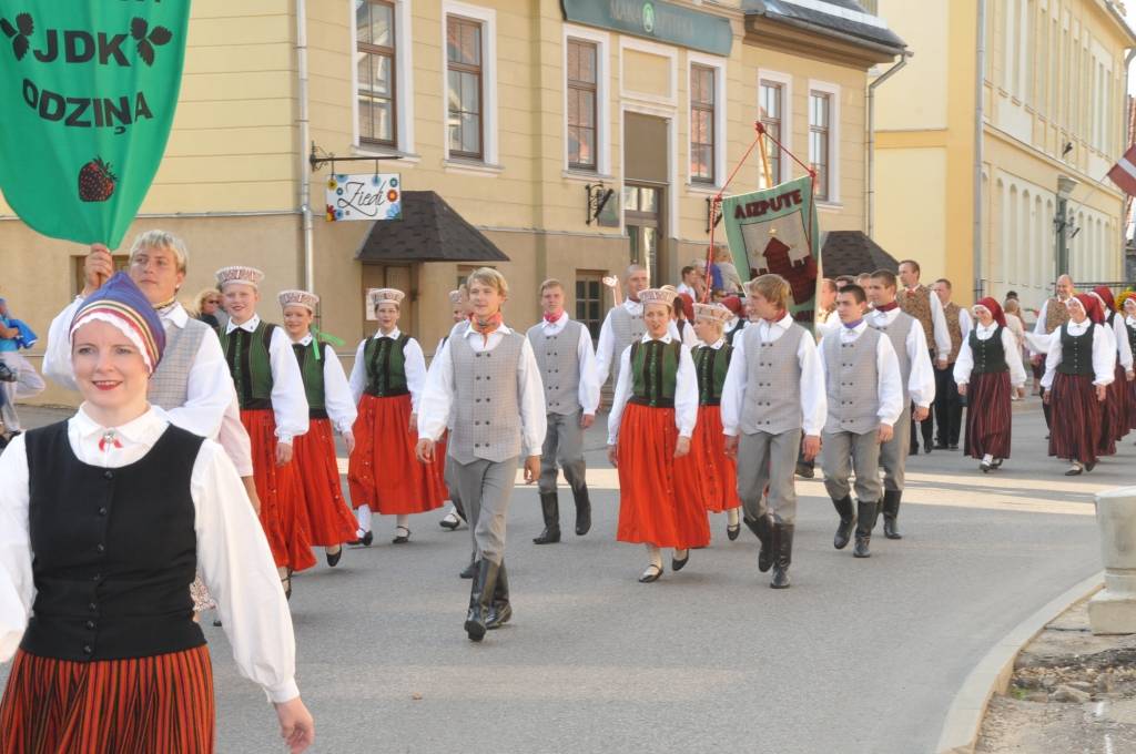 Lielākais notikums pilsētas svētkos sestdien bija gājiens, kurā pulcējās gan pilsētnieki, gan novadnieki un viesi, piedomājot pie atraktīviem tērpiem un jautra noskaņojuma. "Čelentano šovs", kurā notika jāņogu sulas spiešana turpmākai vīna...
Autors: Ilze Vainovska