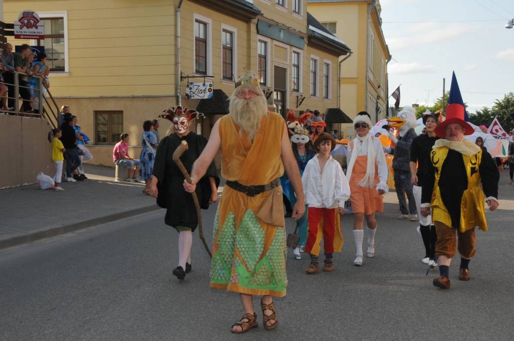 Lielākais notikums pilsētas svētkos sestdien bija gājiens, kurā pulcējās gan pilsētnieki, gan novadnieki un viesi, piedomājot pie atraktīviem tērpiem un jautra noskaņojuma. "Čelentano šovs", kurā notika jāņogu sulas spiešana turpmākai vīna...
Autors: Ilze Vainovska