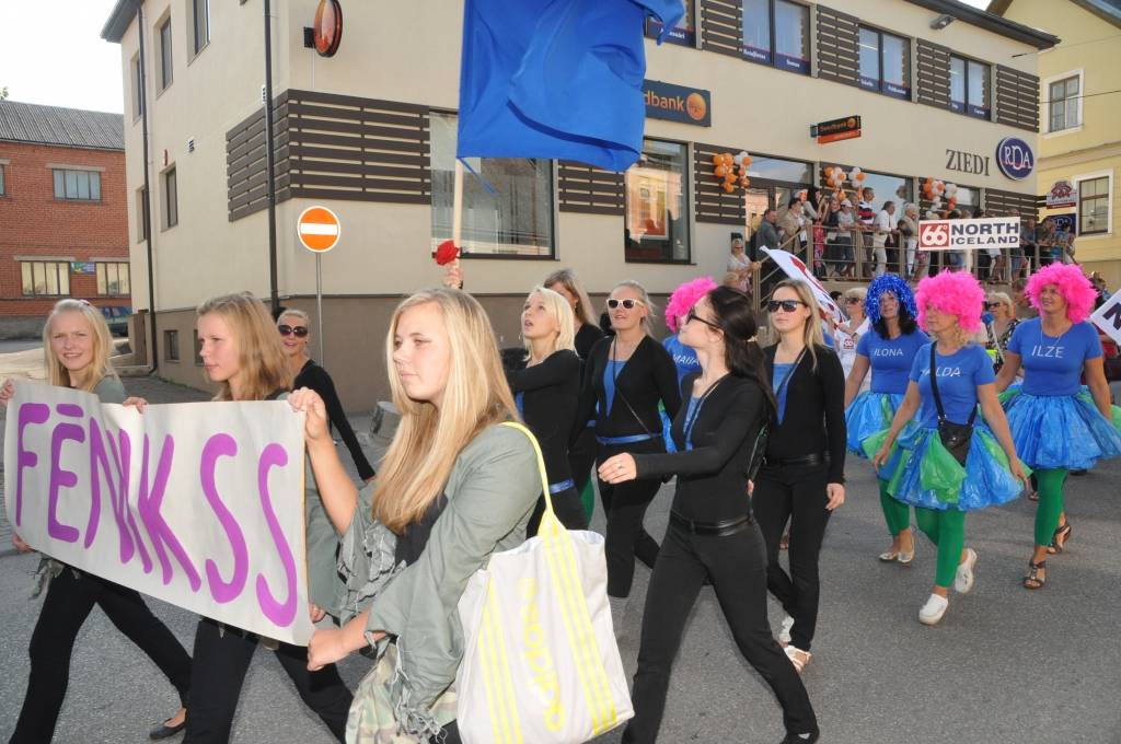 Lielākais notikums pilsētas svētkos sestdien bija gājiens, kurā pulcējās gan pilsētnieki, gan novadnieki un viesi, piedomājot pie atraktīviem tērpiem un jautra noskaņojuma. "Čelentano šovs", kurā notika jāņogu sulas spiešana turpmākai vīna...
Autors: Ilze Vainovska