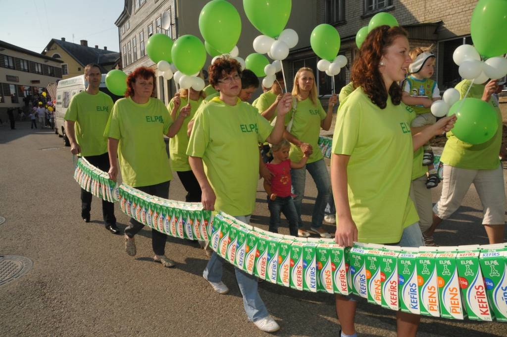 Lielākais notikums pilsētas svētkos sestdien bija gājiens, kurā pulcējās gan pilsētnieki, gan novadnieki un viesi, piedomājot pie atraktīviem tērpiem un jautra noskaņojuma. "Čelentano šovs", kurā notika jāņogu sulas spiešana turpmākai vīna...
Autors: Ilze Vainovska