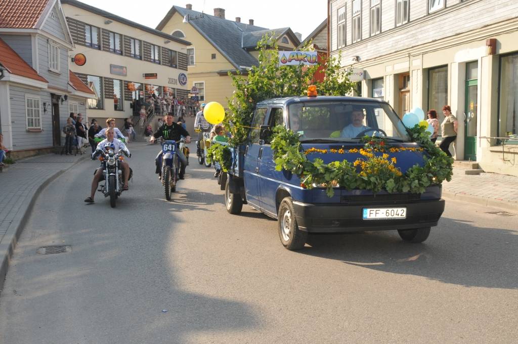 Lielākais notikums pilsētas svētkos sestdien bija gājiens, kurā pulcējās gan pilsētnieki, gan novadnieki un viesi, piedomājot pie atraktīviem tērpiem un jautra noskaņojuma. "Čelentano šovs", kurā notika jāņogu sulas spiešana turpmākai vīna...
Autors: Ilze Vainovska