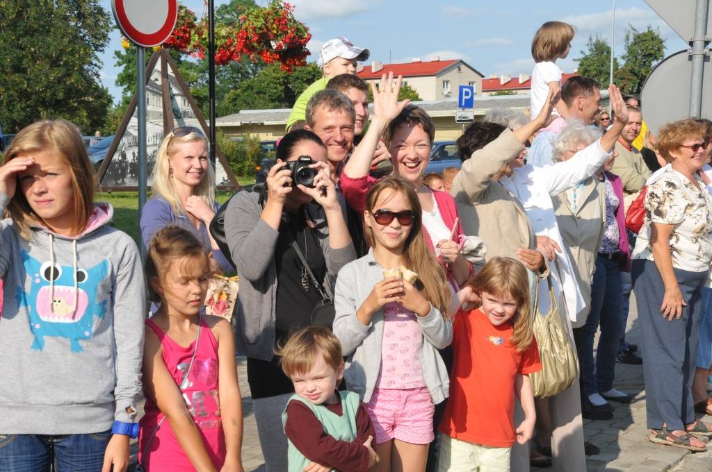 Lielākais notikums pilsētas svētkos sestdien bija gājiens, kurā pulcējās gan pilsētnieki, gan novadnieki un viesi, piedomājot pie atraktīviem tērpiem un jautra noskaņojuma. "Čelentano šovs", kurā notika jāņogu sulas spiešana turpmākai vīna...
Autors: Ilze Vainovska