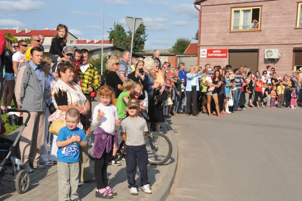 Lielākais notikums pilsētas svētkos sestdien bija gājiens, kurā pulcējās gan pilsētnieki, gan novadnieki un viesi, piedomājot pie atraktīviem tērpiem un jautra noskaņojuma. "Čelentano šovs", kurā notika jāņogu sulas spiešana turpmākai vīna...
Autors: Ilze Vainovska