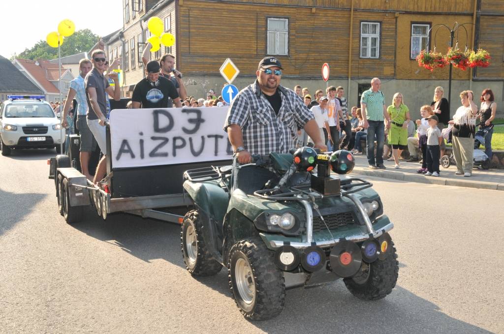 Lielākais notikums pilsētas svētkos sestdien bija gājiens, kurā pulcējās gan pilsētnieki, gan novadnieki un viesi, piedomājot pie atraktīviem tērpiem un jautra noskaņojuma. "Čelentano šovs", kurā notika jāņogu sulas spiešana turpmākai vīna...
Autors: Ilze Vainovska