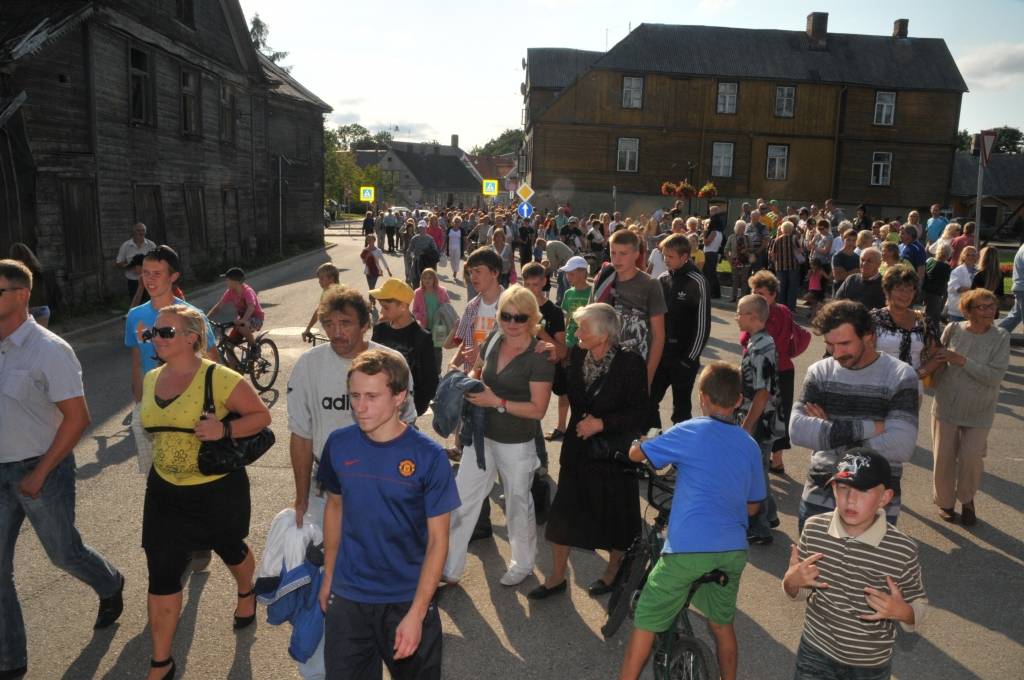 Lielākais notikums pilsētas svētkos sestdien bija gājiens, kurā pulcējās gan pilsētnieki, gan novadnieki un viesi, piedomājot pie atraktīviem tērpiem un jautra noskaņojuma. "Čelentano šovs", kurā notika jāņogu sulas spiešana turpmākai vīna...
Autors: Ilze Vainovska