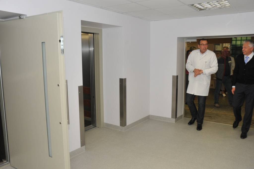 Ceturtdien, 11. augustā, svinīgi tika iemēģināti jaunie lifti - trīs pasažieru un divi personāla. Gatavs ir arī virtuves lifts, ko izveidoja no līdzšinējiem diviem maziem liftiem. To izmantos arī ugunsdzēsēji. Visi lifti ir lēngaitas -...
Autors: Ilze Vainovska