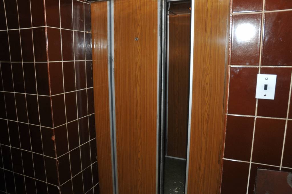 Ceturtdien, 11. augustā, svinīgi tika iemēģināti jaunie lifti - trīs pasažieru un divi personāla. Gatavs ir arī virtuves lifts, ko izveidoja no līdzšinējiem diviem maziem liftiem. To izmantos arī ugunsdzēsēji. Visi lifti ir lēngaitas -...
Autors: Ilze Vainovska