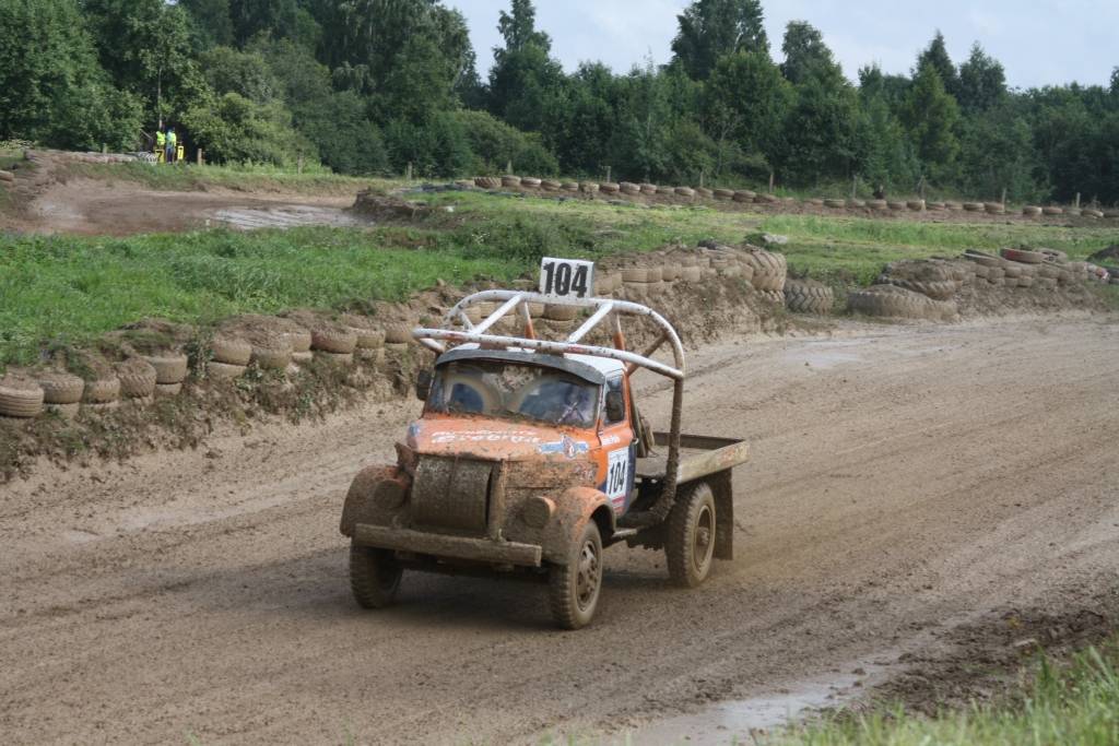 Fotografa Renata Astrauska bildes no kravas automašīnu sacensībām Latvijas autokrosa čempionāta posmā Priekulē 6. augustā.