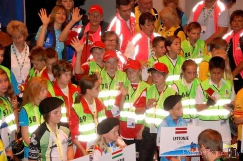 Jau ziņojām, ka Eiropas jauno satiksmes dalībnieku sacensībās Parīzē 21 komandu konkurencē Latvija izcīnīja piekto vietu.

Piedāvājam Ceļu satiksmes drošības direkcijas Liepājas nodaļas priekšnieka vietnieka Arņa Jekstes fotoreportāžu.

Kom...
Autors: ReKurZeme, portāls