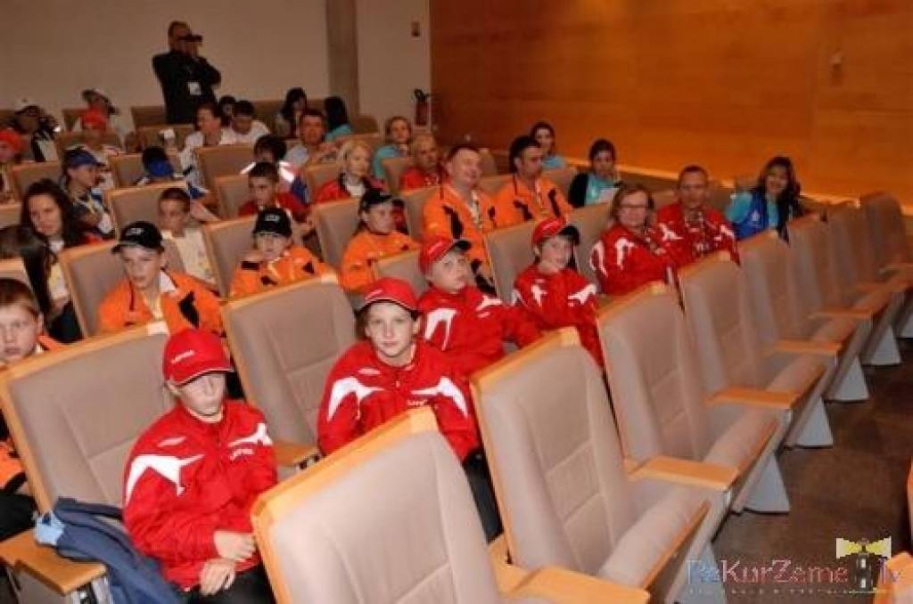 Jau ziņojām, ka Eiropas jauno satiksmes dalībnieku sacensībās Parīzē 21 komandu konkurencē Latvija izcīnīja piekto vietu.

Piedāvājam Ceļu satiksmes drošības direkcijas Liepājas nodaļas priekšnieka vietnieka Arņa Jekstes fotoreportāžu.

Kom...
Autors: ReKurZeme, portāls