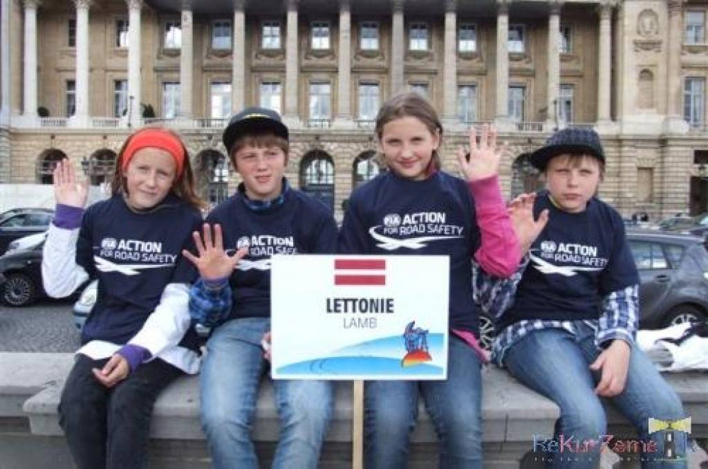 Jau ziņojām, ka Eiropas jauno satiksmes dalībnieku sacensībās Parīzē 21 komandu konkurencē Latvija izcīnīja piekto vietu.

Piedāvājam Ceļu satiksmes drošības direkcijas Liepājas nodaļas priekšnieka vietnieka Arņa Jekstes fotoreportāžu.

Kom...
Autors: ReKurZeme, portāls