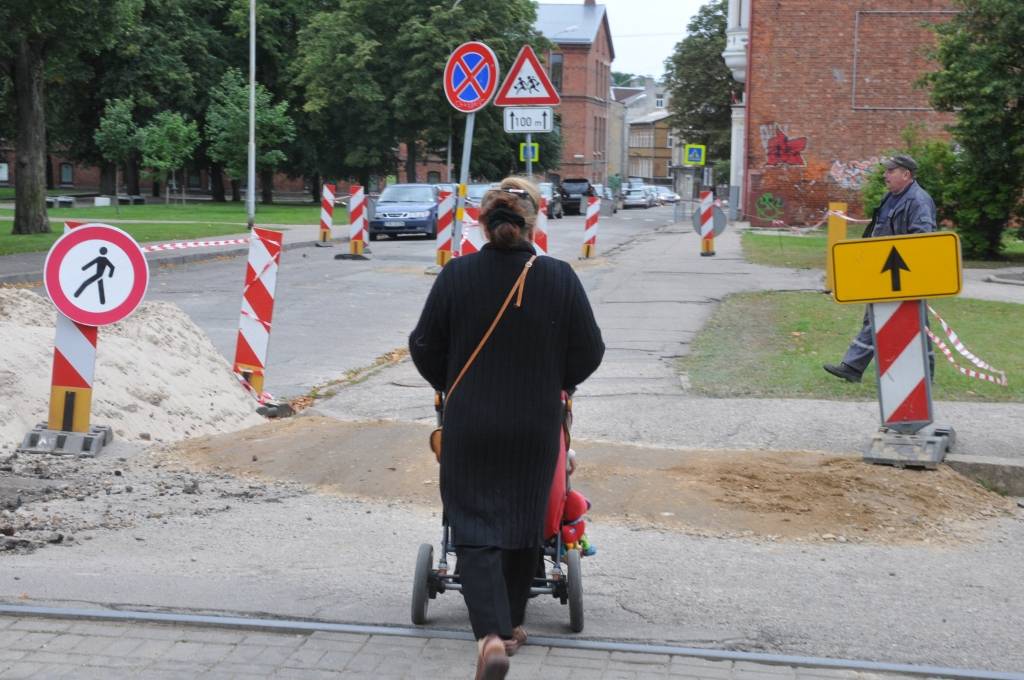 K. Valdemāra ielas rekonstrukcijas laikā pie krustojuma ar Rožu ielu divas dienas bija izveidots netradicionāls apvedceļš - zīmes norāda, ka gājējiem tālāk ceļa nav, toties transports drīkst izmantot ietvi. Šiem nolūkiem izveidoti arī divi...
Autors: Ilze Vainovska