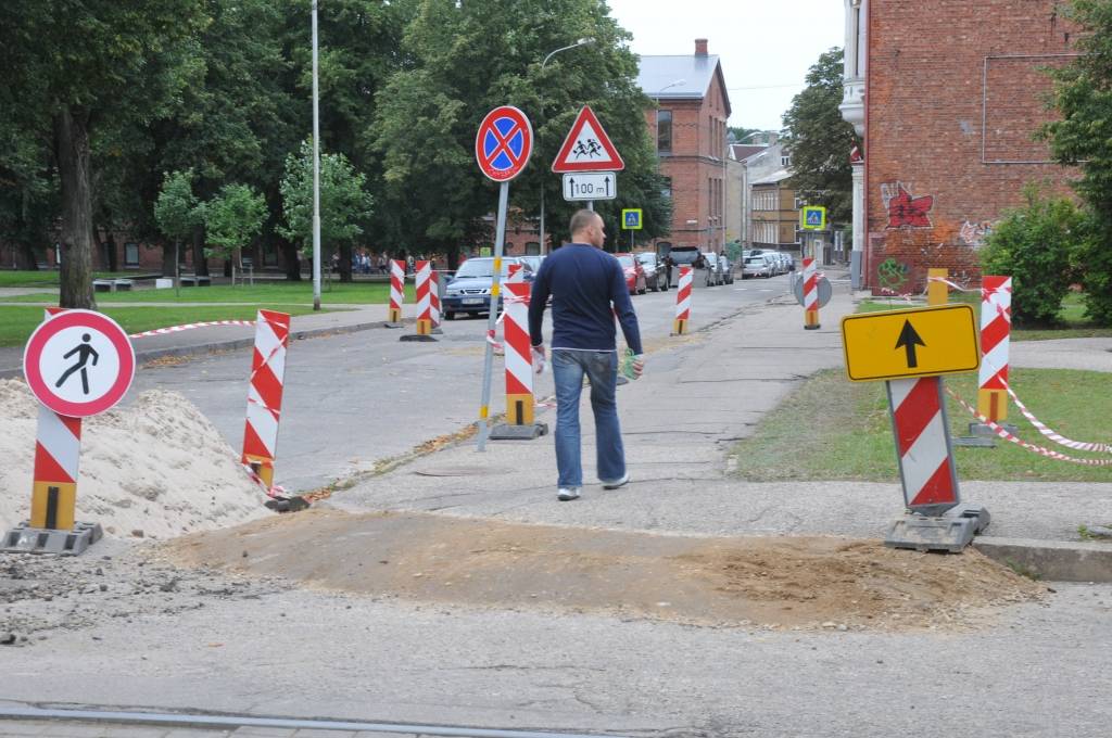 K. Valdemāra ielas rekonstrukcijas laikā pie krustojuma ar Rožu ielu divas dienas bija izveidots netradicionāls apvedceļš - zīmes norāda, ka gājējiem tālāk ceļa nav, toties transports drīkst izmantot ietvi. Šiem nolūkiem izveidoti arī divi...
Autors: Ilze Vainovska