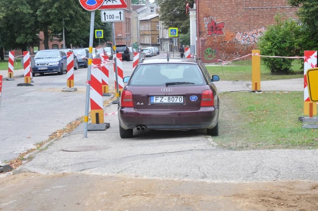 K. Valdemāra ielas rekonstrukcijas laikā pie krustojuma ar Rožu ielu divas dienas bija izveidots netradicionāls apvedceļš - zīmes norāda, ka gājējiem tālāk ceļa nav, toties transports drīkst izmantot ietvi. Šiem nolūkiem izveidoti arī divi...
Autors: Ilze Vainovska