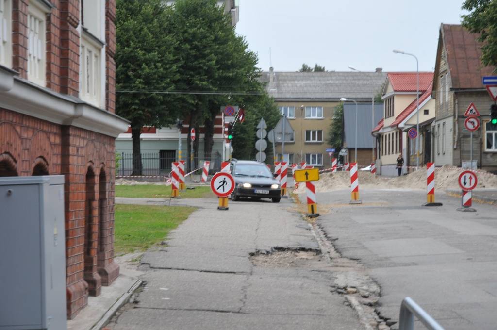 K. Valdemāra ielas rekonstrukcijas laikā pie krustojuma ar Rožu ielu divas dienas bija izveidots netradicionāls apvedceļš - zīmes norāda, ka gājējiem tālāk ceļa nav, toties transports drīkst izmantot ietvi. Šiem nolūkiem izveidoti arī divi...
Autors: Ilze Vainovska