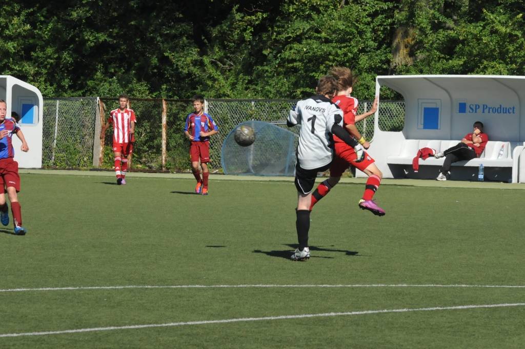 Liepājas stadiona "Daugava" rezerves laukumā savu pretinieku pārliecinoši apspēlē "Liepājas metalurga" jaunie futbolisti.
Autors: Uldis Dobelis