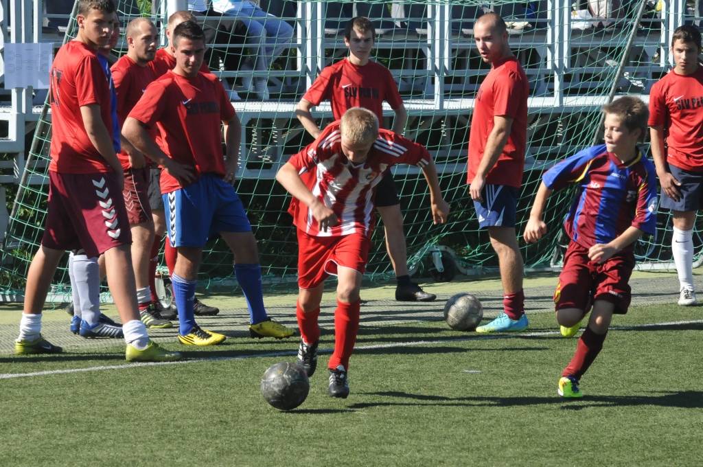 Liepājas stadiona "Daugava" rezerves laukumā savu pretinieku pārliecinoši apspēlē "Liepājas metalurga" jaunie futbolisti.
Autors: Uldis Dobelis
