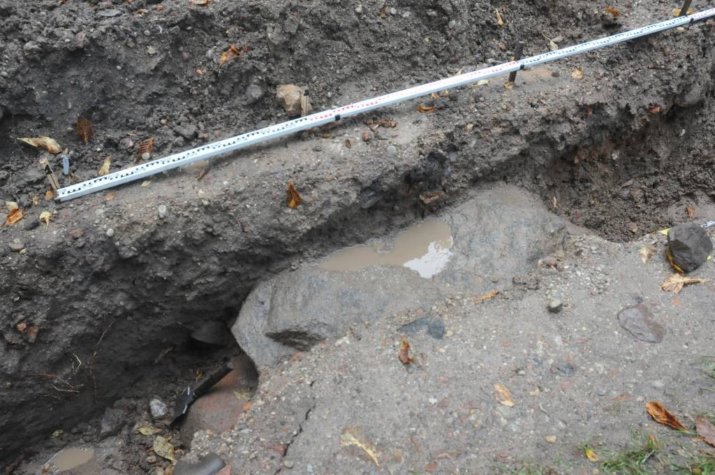 Ierīkojot jaunu elektrības kabeli uz Aizputes luterāņu baznīcu, SIA "Oms" meistaru darbam seko arheoloģiskās uzraudzības speciālisti Aldis Pravornis un Uldis Ābiķis. Izraktajā ap 250 metru garajā un 70 centimetru dziļajā grāvī atrastas...
Autors: ReKurZeme, portāls