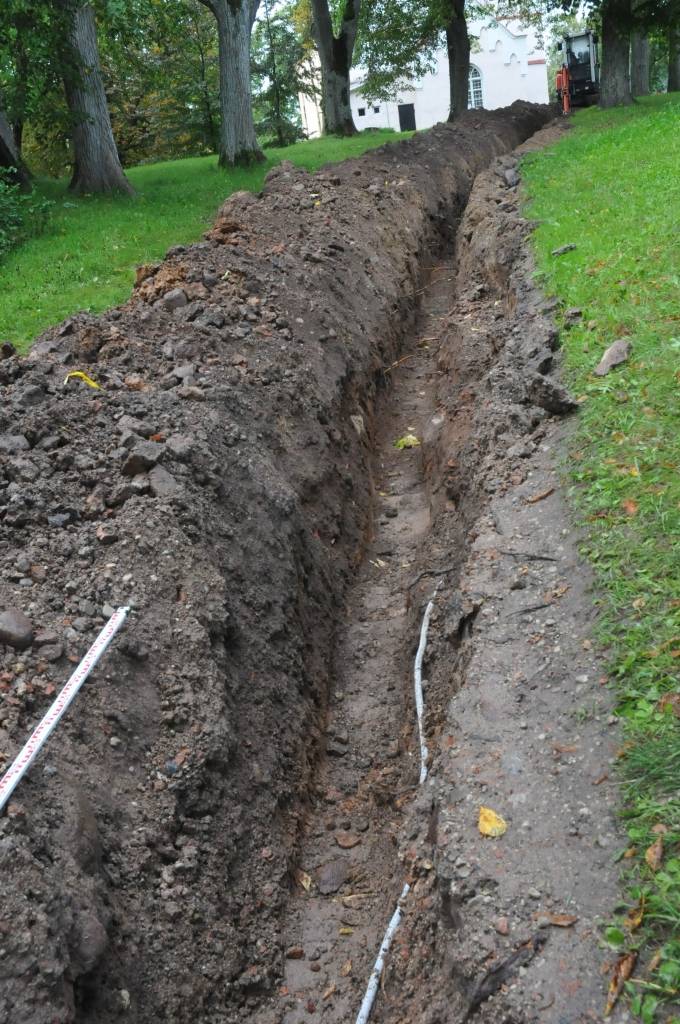 Ierīkojot jaunu elektrības kabeli uz Aizputes luterāņu baznīcu, SIA "Oms" meistaru darbam seko arheoloģiskās uzraudzības speciālisti Aldis Pravornis un Uldis Ābiķis. Izraktajā ap 250 metru garajā un 70 centimetru dziļajā grāvī atrastas...
Autors: ReKurZeme, portāls