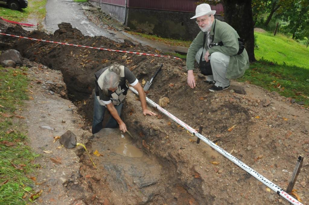 Ierīkojot jaunu elektrības kabeli uz Aizputes luterāņu baznīcu, SIA "Oms" meistaru darbam seko arheoloģiskās uzraudzības speciālisti Aldis Pravornis un Uldis Ābiķis. Izraktajā ap 250 metru garajā un 70 centimetru dziļajā grāvī atrastas...
Autors: ReKurZeme, portāls