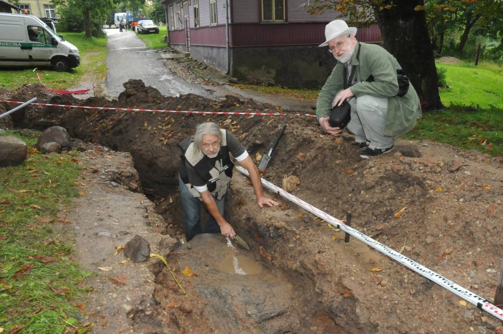Ierīkojot jaunu elektrības kabeli uz Aizputes luterāņu baznīcu, SIA "Oms" meistaru darbam seko arheoloģiskās uzraudzības speciālisti Aldis Pravornis un Uldis Ābiķis. Izraktajā ap 250 metru garajā un 70 centimetru dziļajā grāvī atrastas...
Autors: ReKurZeme, portāls