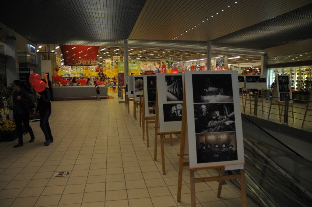TC "Ostmala" apskatāma Aigara Hibnera izstāde "Aiz priekškara". Tajā aplūkojamas fotogrāfijas, kas tapušas fotogrāfam gadu strādājot Liepājas teātra aizkulisēs.

"Vēlējos parādīt, kas notiek teātrī, kad durvis ir slēgtas skatītājiem, lai...
Autors: ReKurZeme, portāls