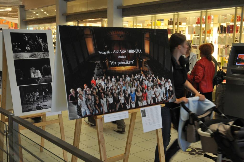 TC "Ostmala" apskatāma Aigara Hibnera izstāde "Aiz priekškara". Tajā aplūkojamas fotogrāfijas, kas tapušas fotogrāfam gadu strādājot Liepājas teātra aizkulisēs.

"Vēlējos parādīt, kas notiek teātrī, kad durvis ir slēgtas skatītājiem, lai...
Autors: ReKurZeme, portāls