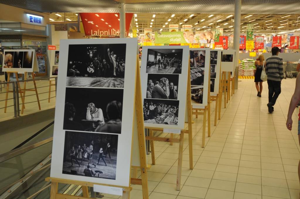 TC "Ostmala" apskatāma Aigara Hibnera izstāde "Aiz priekškara". Tajā aplūkojamas fotogrāfijas, kas tapušas fotogrāfam gadu strādājot Liepājas teātra aizkulisēs.

"Vēlējos parādīt, kas notiek teātrī, kad durvis ir slēgtas skatītājiem, lai...
Autors: ReKurZeme, portāls