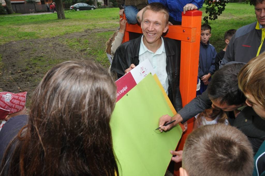 Trešdien, 31. augustā, Zaļās birzs mikrorajonā pie Melnupītes tika atklāta projektu konkursa "LMT Liepājai" laikā tapusī atpūtas taka "Prieks".

No trīs LMT atbalstu ieguvušajiem projektiem šis ir pirmais, kas nokļuvis līdz finiša taisnei,...
Autors: ReKurZeme, portāls