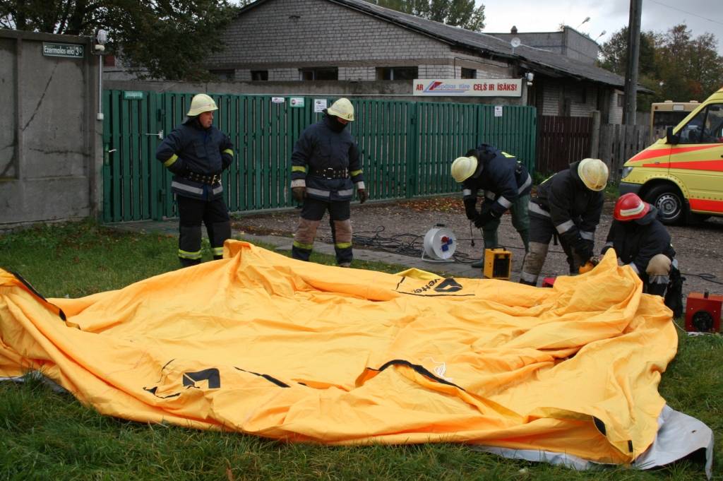 Šodien, 13.oktobrī, Liepājas lidostā un Liepājas ezera apkārtnē notika Civilās aizsardzības mācības - tika imitēta pasažieru lidmašīnas avārijas nolaišanās ezerā. Cietušo lomā iejutās Jūras spēku flotiles karavīri un Zemessardzes 44....
Autors: Uldis Dobelis