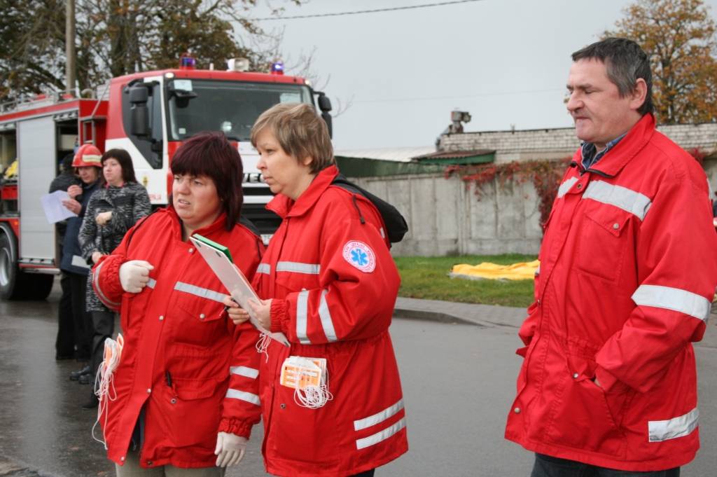 Šodien, 13.oktobrī, Liepājas lidostā un Liepājas ezera apkārtnē notika Civilās aizsardzības mācības - tika imitēta pasažieru lidmašīnas avārijas nolaišanās ezerā. Cietušo lomā iejutās Jūras spēku flotiles karavīri un Zemessardzes 44....
Autors: Uldis Dobelis