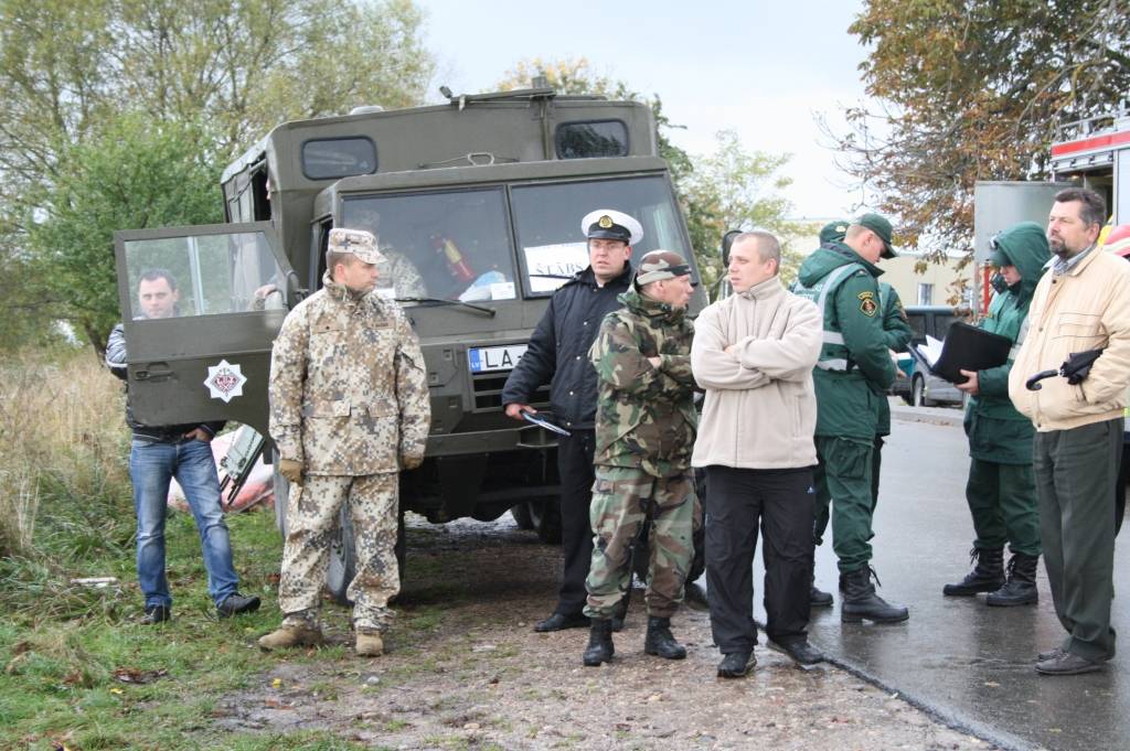 Šodien, 13.oktobrī, Liepājas lidostā un Liepājas ezera apkārtnē notika Civilās aizsardzības mācības - tika imitēta pasažieru lidmašīnas avārijas nolaišanās ezerā. Cietušo lomā iejutās Jūras spēku flotiles karavīri un Zemessardzes 44....
Autors: Uldis Dobelis