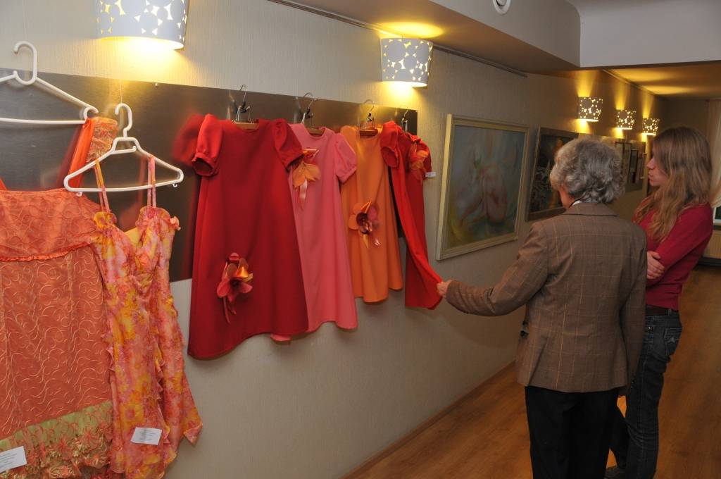 Bērnu un jaunatnes centra filiālē "Vaduguns" līdz 28. oktobrim apskatāma Liepājas skolotāju radošo darbu izstāde "Ko prot skolotājs?" Izstāde tradicionāli tiek rīkota jau septīto gadu, tajā savus vaļaspriekus demonstrē 39 pedagogi no visām...