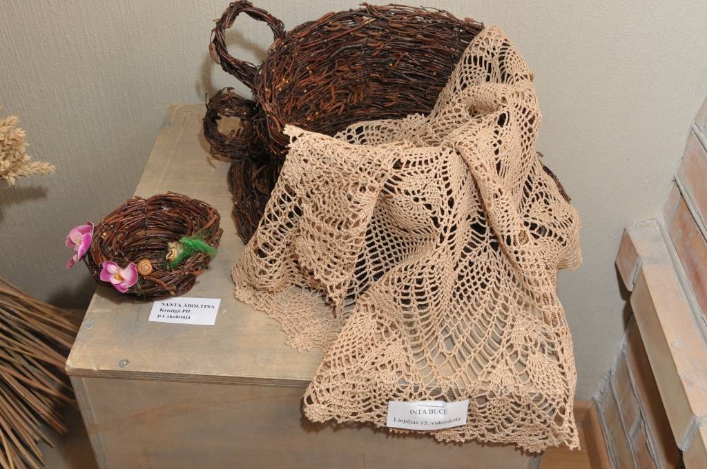 Bērnu un jaunatnes centra filiālē "Vaduguns" līdz 28. oktobrim apskatāma Liepājas skolotāju radošo darbu izstāde "Ko prot skolotājs?" Izstāde tradicionāli tiek rīkota jau septīto gadu, tajā savus vaļaspriekus demonstrē 39 pedagogi no visām...
