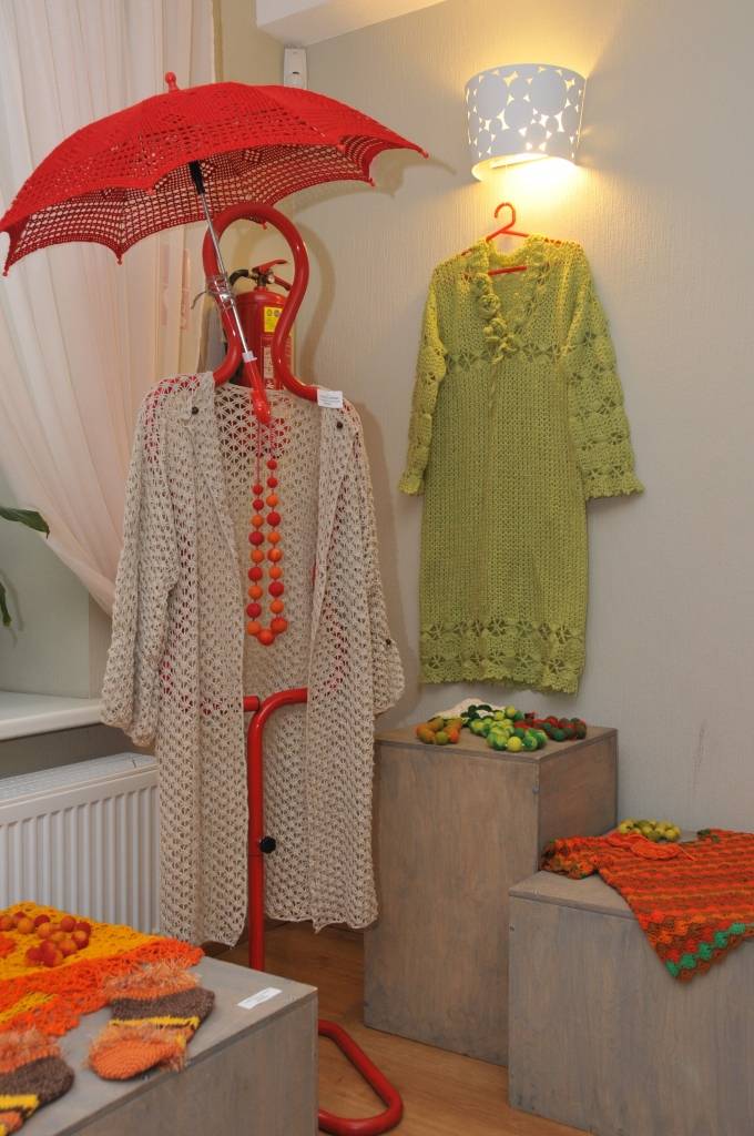 Bērnu un jaunatnes centra filiālē "Vaduguns" līdz 28. oktobrim apskatāma Liepājas skolotāju radošo darbu izstāde "Ko prot skolotājs?" Izstāde tradicionāli tiek rīkota jau septīto gadu, tajā savus vaļaspriekus demonstrē 39 pedagogi no visām...