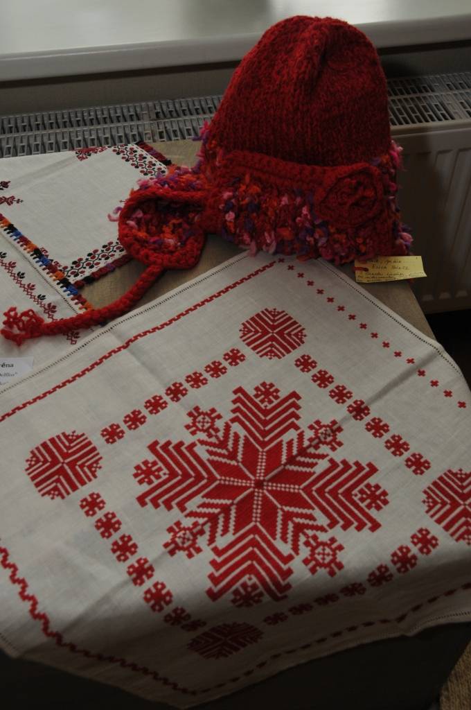 Bērnu un jaunatnes centra filiālē "Vaduguns" līdz 28. oktobrim apskatāma Liepājas skolotāju radošo darbu izstāde "Ko prot skolotājs?" Izstāde tradicionāli tiek rīkota jau septīto gadu, tajā savus vaļaspriekus demonstrē 39 pedagogi no visām...