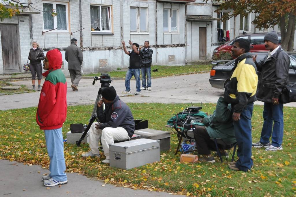 Karostā tapušas vairākas indiešu mākslas filmas "Maatraan" epizodes. Dziesmas un dejas, kuru filmā kā jau indiešu kino tradicionāli būšot daudz, Liepājā gan nefilmē. Uz Liepāju atbraukuši ap 60 studijas darbinieku un aktieru. Arī Liepājas...