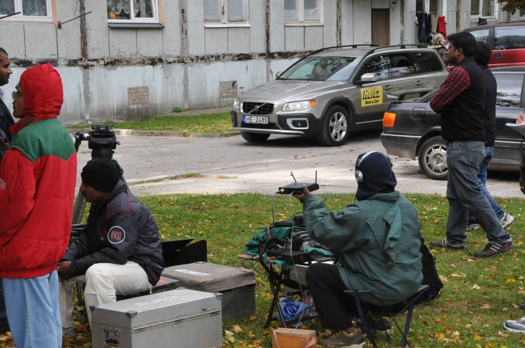 Karostā tapušas vairākas indiešu mākslas filmas "Maatraan" epizodes. Dziesmas un dejas, kuru filmā kā jau indiešu kino tradicionāli būšot daudz, Liepājā gan nefilmē. Uz Liepāju atbraukuši ap 60 studijas darbinieku un aktieru. Arī Liepājas...