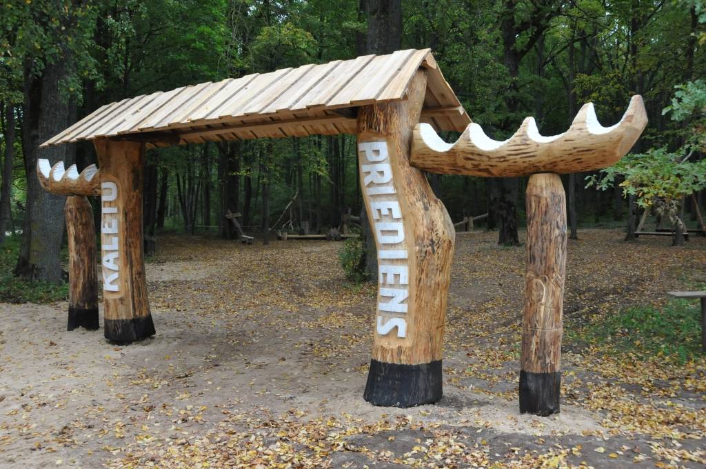 Līdz oktobra beigām jāpabeidz Aktīvās atpūtas un dabas taka Kalētu meža parkā Priedienā, kur aktīvi strādā tēlnies Ģirts Burvis, pieaicinot arī citus māksliniekus un saņemot atbalstu no kalētniekiem. 
Kalētu Vietējās iniciatīvas grupas...
Autors: Ilze Vainovska