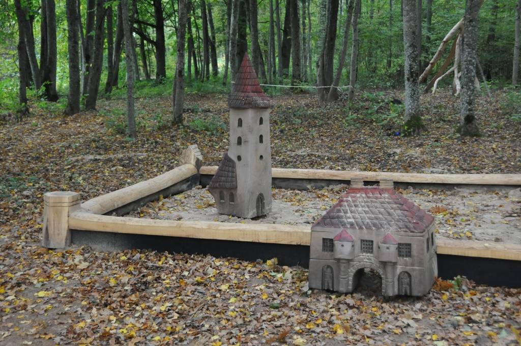 Līdz oktobra beigām jāpabeidz Aktīvās atpūtas un dabas taka Kalētu meža parkā Priedienā, kur aktīvi strādā tēlnies Ģirts Burvis, pieaicinot arī citus māksliniekus un saņemot atbalstu no kalētniekiem. 
Kalētu Vietējās iniciatīvas grupas...
Autors: Ilze Vainovska